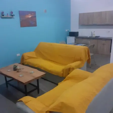 Ariadnis 3 Beds דירה *